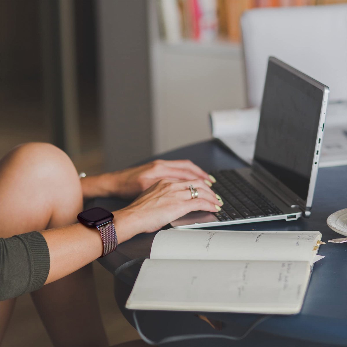 YONO Milanees Bandje geschikt voor Fitbit Versa 4 / Sense 2 – Parlemoer – Small