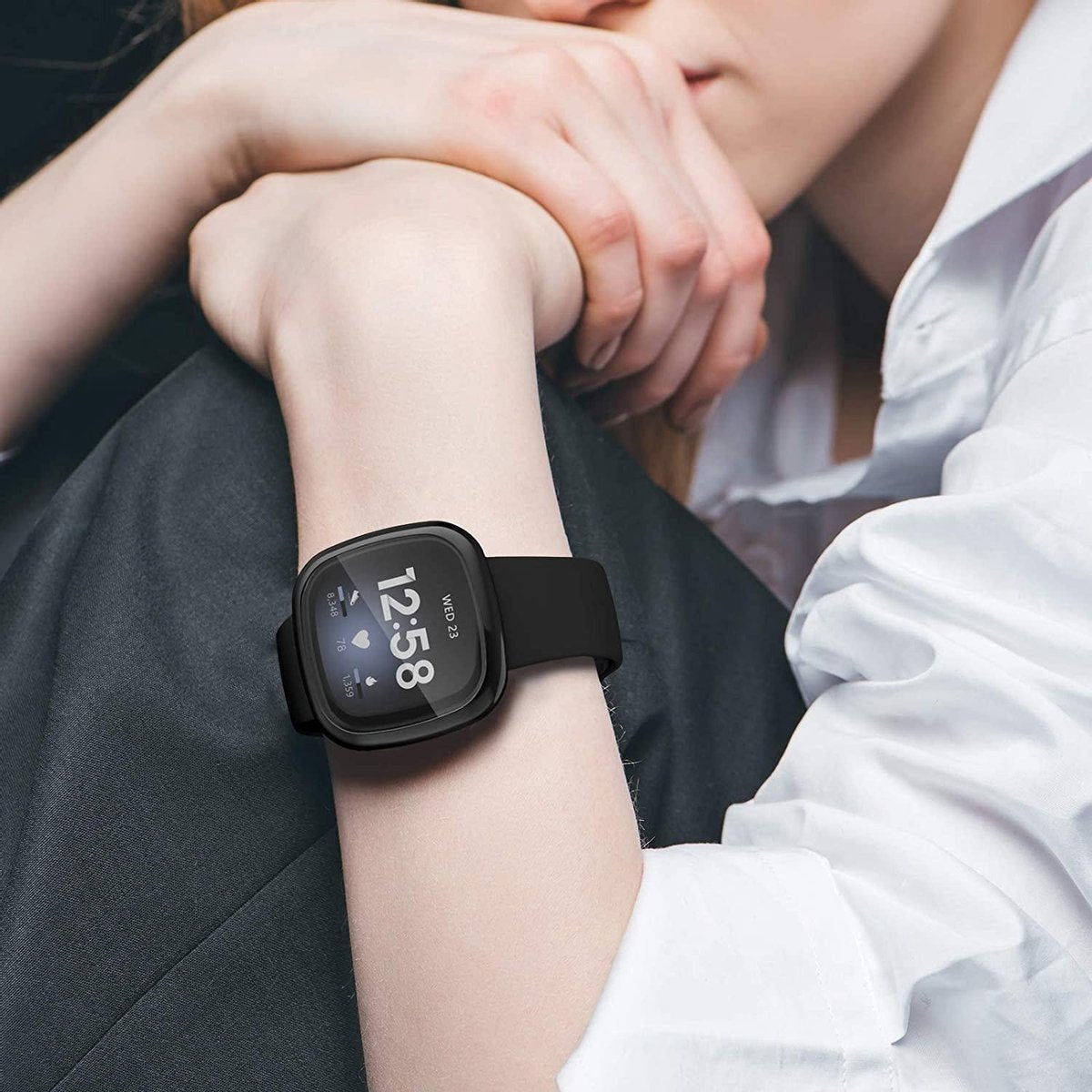 Full Cover Bumper geschikt voor Fitbit Versa 3 / Sense – Siliconen Screenprotector Case - Beschermings Hoesje – Zwart